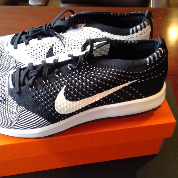 BRAND NEW! Size 13 Nike Flyknit Golf Shoes - Picture 3 of 4